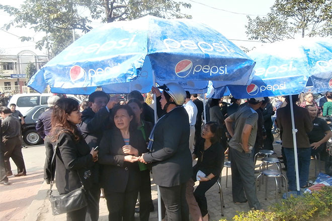 Bạn bè gia quyến cùng hàng nghìn người dân Đà Nẵng khóc thương ông.