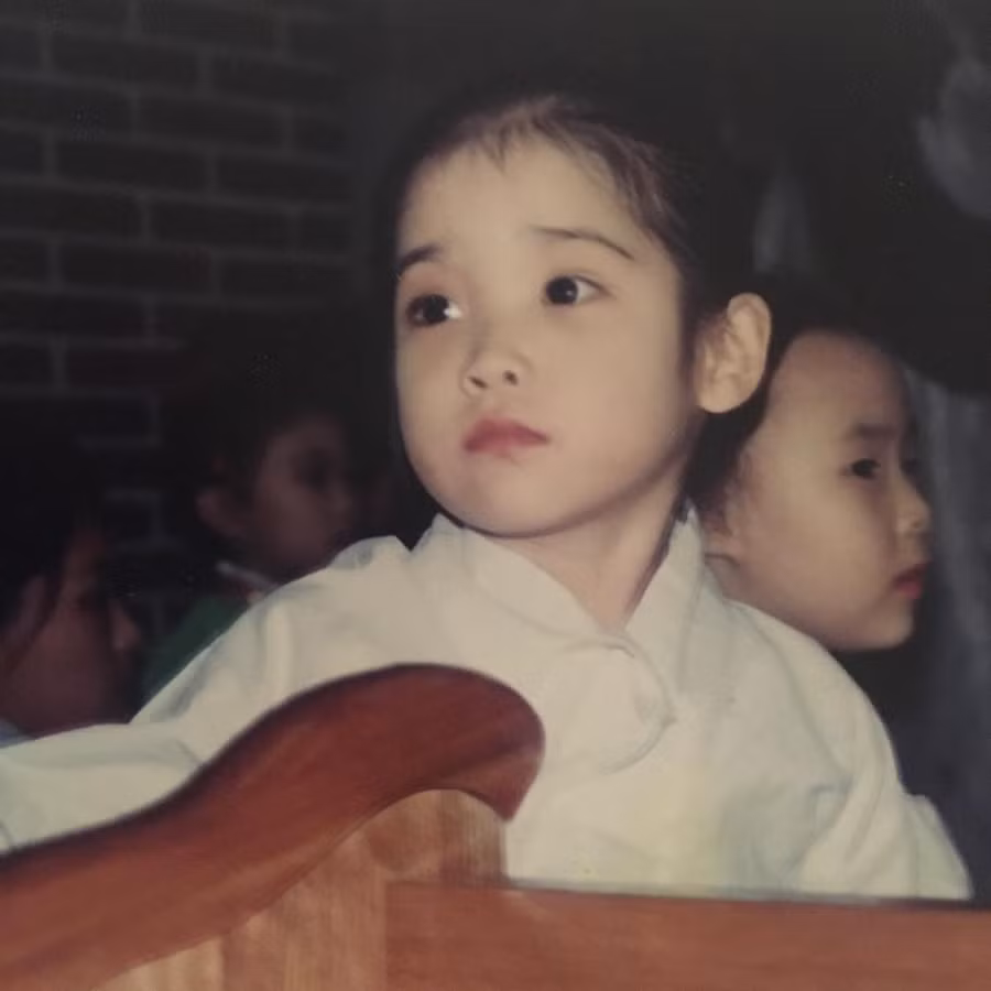 Kể từ nhỏ IU đã toát lên dáng vẻ yêu kiều, xinh xắn.