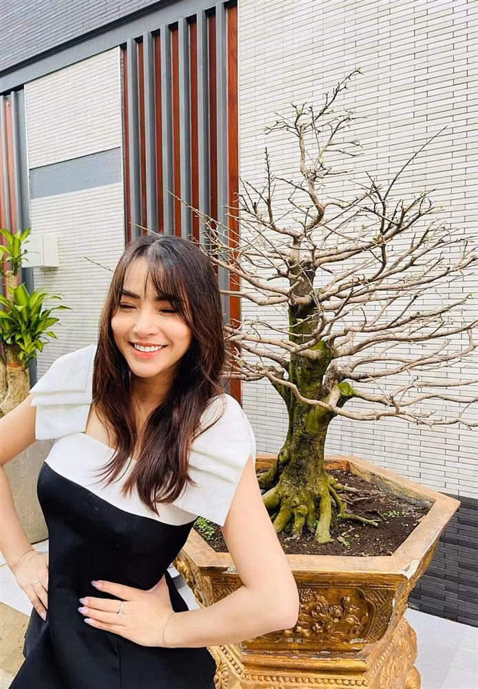 Bà mẹ 4 con Hải Băng từng khoe ảnh chụp bên cây mai vàng.