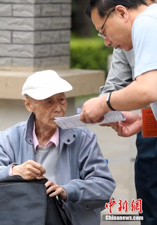 Cụ ông 86 tuổi háo hức đi thi đại học trong 15 năm liên tục ảnh 4