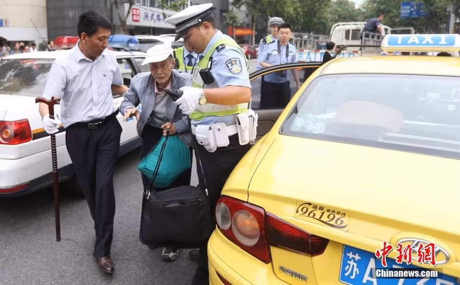 Cụ ông 86 tuổi háo hức đi thi đại học trong 15 năm liên tục ảnh 5