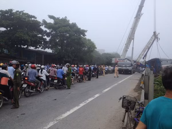 Tàu hỏa tông xe container, đường sắt tê liệt hơn 3 giờ