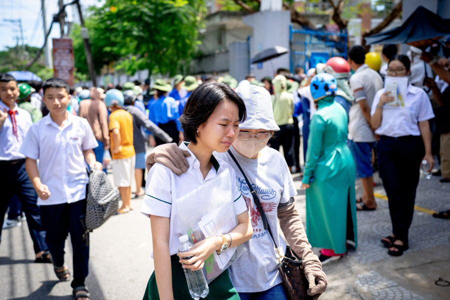 Phụ huynh động viên con sau buổi thi môn Toán. Phụ huynh động viên con sau buổi thi môn Toán.