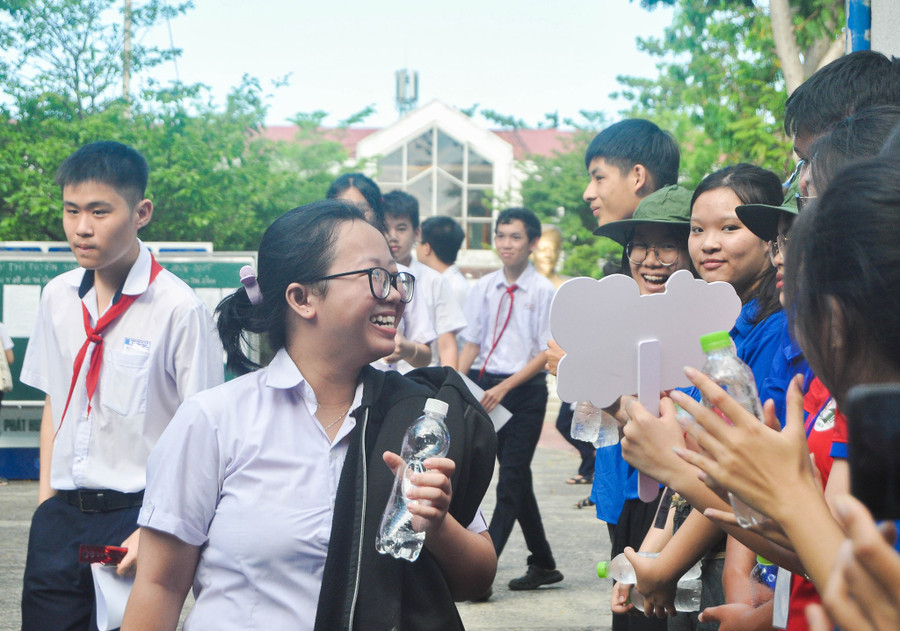 Niềm vui của một thí sinh tại điểm thi Trường THPT Hoàng Hoa Thám khi nhận được lời chúc mừng từ đội Tiếp sức mùa thi Hoa phượng đỏ. Niềm vui của một thí sinh tại điểm thi Trường THPT Hoàng Hoa Thám khi nhận được lời chúc mừng từ đội Tiếp sức mùa thi Hoa phượng đỏ.