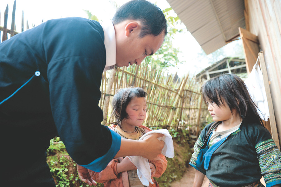 Dạy các em cách rửa mặt, đánh răng