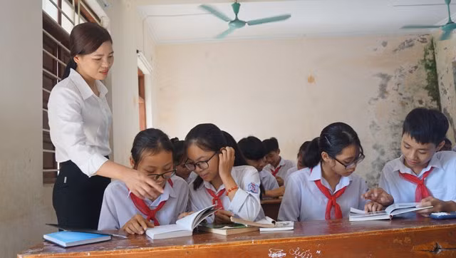 Cô giáo Lê Thị Hải cùng HS trao đổi về nội dung cuốn sách (ảnh Trịnh Huyền)