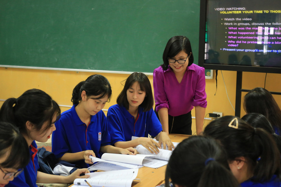 Cùng sinh hoạt nhóm với học sinh