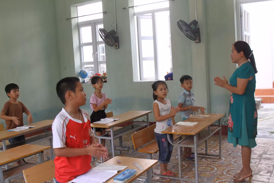 Lớp học trên đảo không đông nhưng lúc nào cũng ấm áp tình người, rộn vang niềm vui