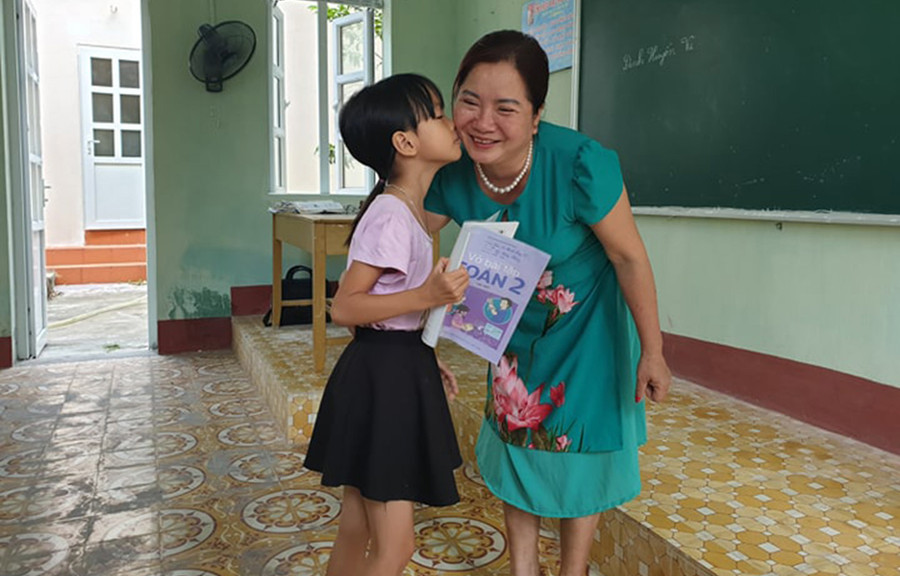 Cô trò tạm biệt nhau lúc tan trường