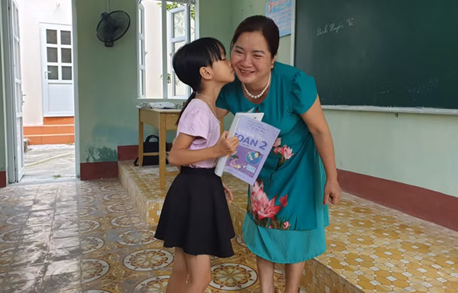 Cô trò tạm biệt nhau lúc tan trường