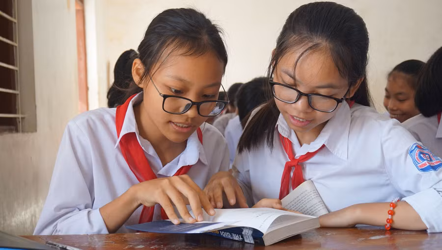 Em Lưu Thị Tâm (bên trái), HS lớp 9A Trường THCS Yên Thắng trong giờ đọc sách (ảnh Trịnh Huyền)