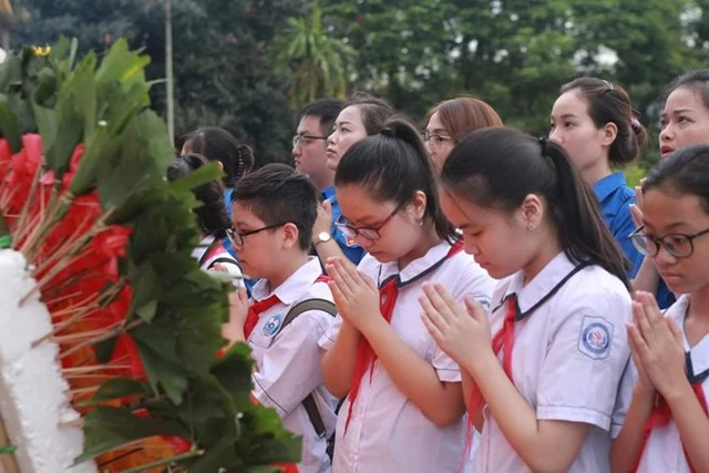 Cô và trò Trường THCS Ngô Quyền dâng hương tưởng niệm các anh hùng, liệt sĩ tại Đài tưởng niệm Liệt sĩ thành phố nhân kỷ niệm 72 năm Ngày Thương binh, Liệt sĩ (27/7/1945 - 27/7/2019)