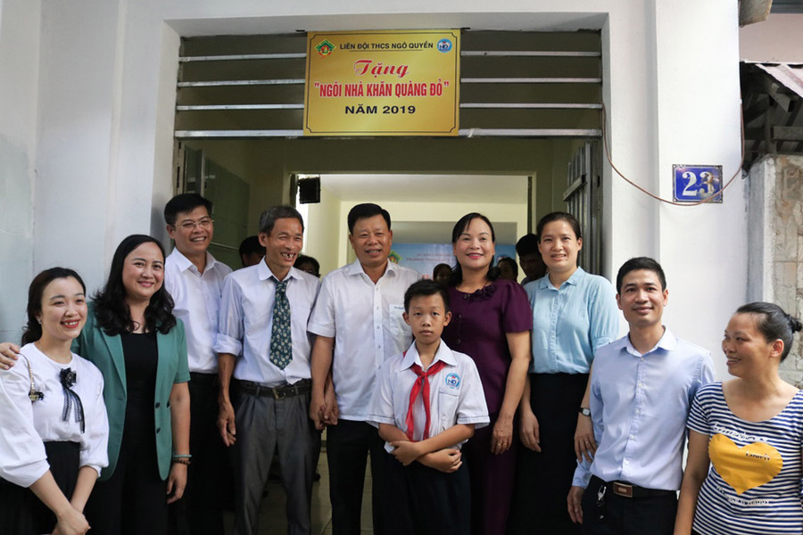 Đại diện Sở GD&ĐT Hải Phòng cùng lãnh đạo UBND quận Lê Chân, Trường THCS Ngô Quyền, gia đình em Vũ Thành Vinh tại Ngôi nhà khăn quàng đỏ