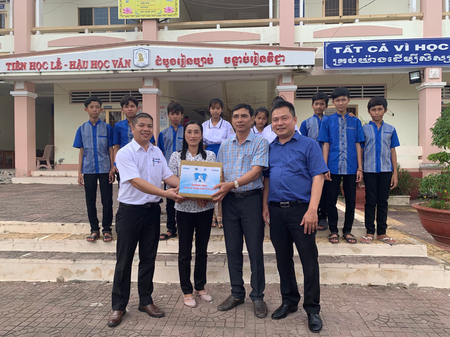 Ông Hoàng Tuấn Việt, Ủy viên Ủy ban Trung ương Hội Liên hiệp Thanh niên Vệt Nam và ông Trịnh Văn Hào, Giám đốc Marketing Tập đoàn Thiên Long (áo trắng, ngoài cùng), đại diện Ban tổ chức chương trình “Chia sẻ cùng thầy cô” năm 2019 đến thăm và tặng quà cho cô Lý Hòa Ly.