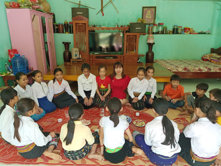 Cô giáo Bùi Thị Giang Châu (áo đỏ) đón học sinh về nhà mình chung vui nhân Ngày Nhà giáo Việt Nam. Cô giáo Bùi Thị Giang Châu (áo đỏ) đón học sinh về nhà mình chung vui nhân Ngày Nhà giáo Việt Nam.