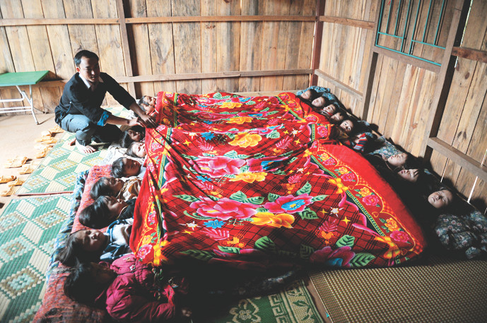 Chăm lo từng bữa ăn, giấc ngủ cho các em