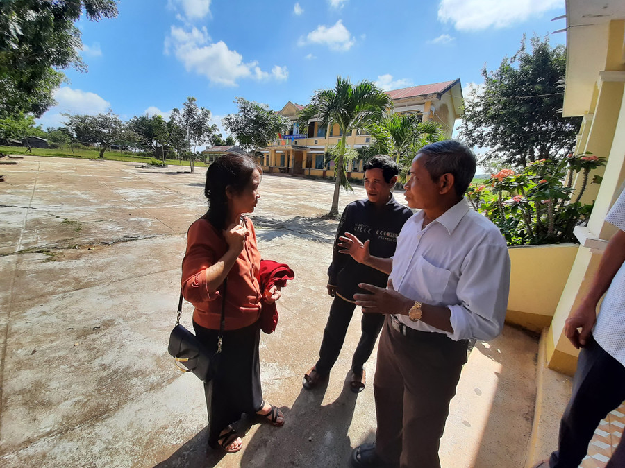 Cô Lâm cùng đoàn về thăm một điểm trường ở xã Chơ Glong, huyện Kông Chro - Gia Lai. Ảnh: TG Cô Lâm cùng đoàn về thăm một điểm trường ở xã Chơ Glong, huyện Kông Chro - Gia Lai. Ảnh: TG