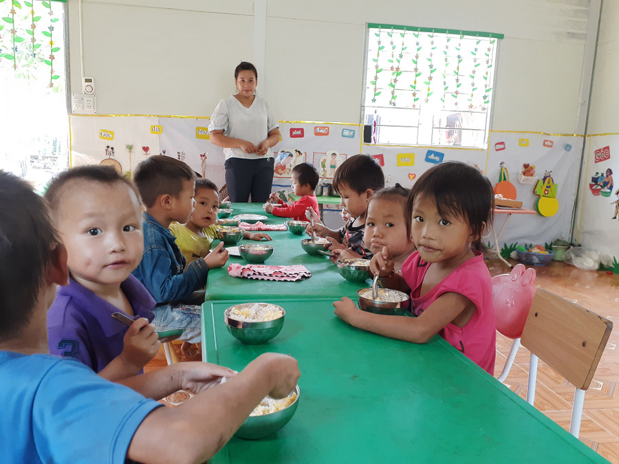Cô Khoàng Hà Pơ một mình vừa dạy dỗ, vừa chăm sóc cho gần 20 trẻ ở một lớp ghép 3 độ tuổi Cô Khoàng Hà Pơ một mình vừa dạy dỗ, vừa chăm sóc cho gần 20 trẻ ở một lớp ghép 3 độ tuổi
