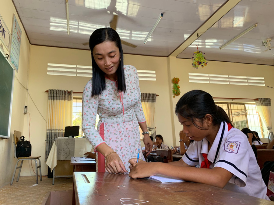 Cô Ly luôn tận tình dìu dắt học sinh dân tộc thiểu số vươn lên.