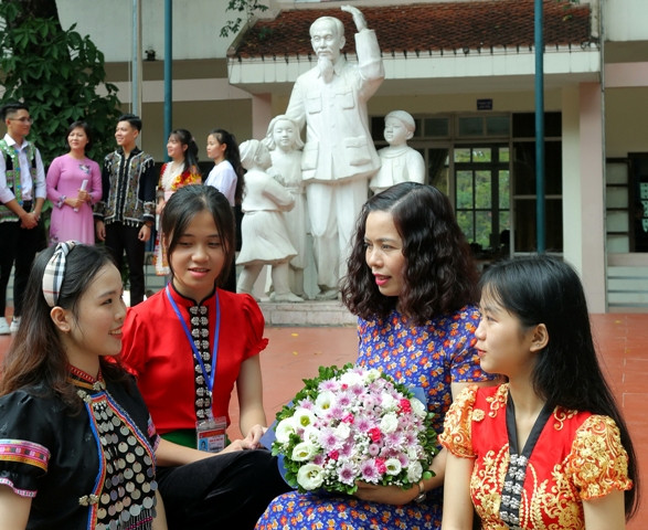 Cô giáo Phạm Thu Thủy với các học sinh người dân tộc thiểu số