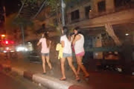 Đứng chờ khách mua hoa trên cầu Thị Nghè (quận 1).