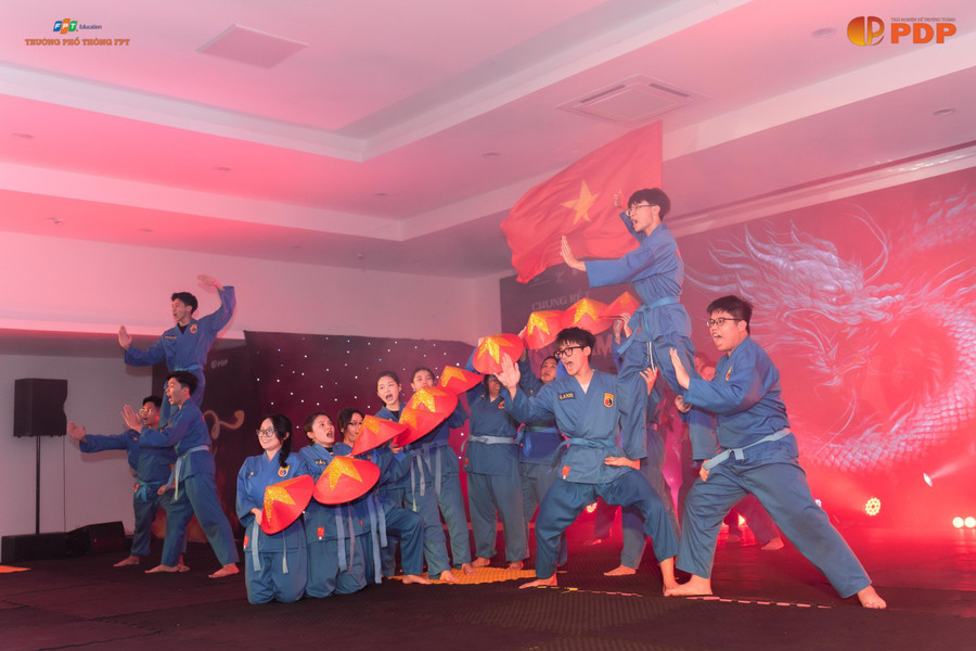 Tiết mục trình diễn động tác võ thuật mạnh mẽ, uyển chuyển, kết hợp nhịp nhàng với âm nhạc.