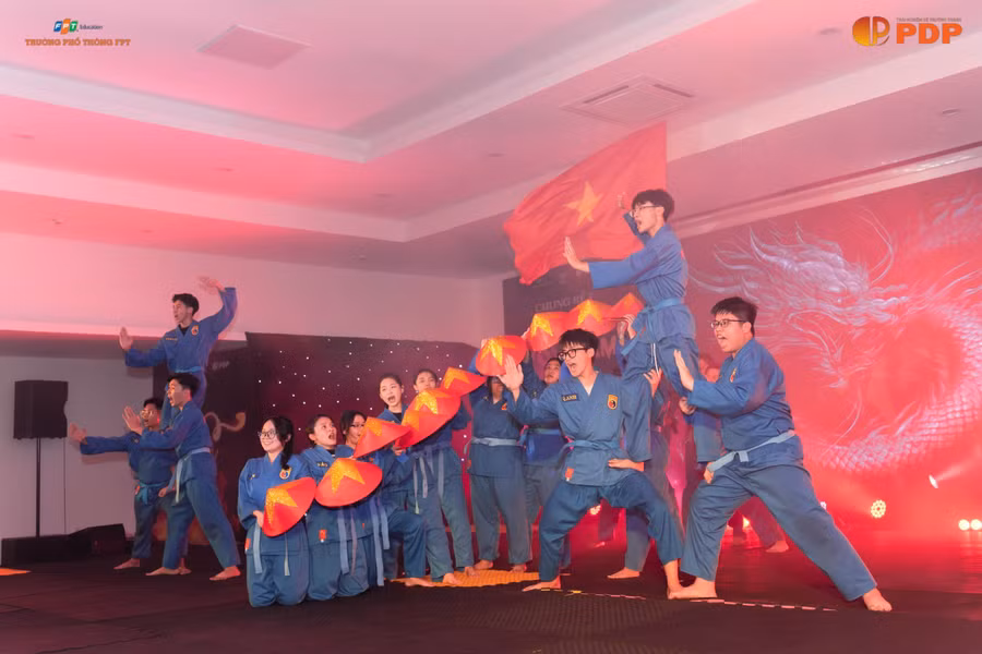 Tiết mục trình diễn động tác võ thuật mạnh mẽ, uyển chuyển, kết hợp nhịp nhàng với âm nhạc.