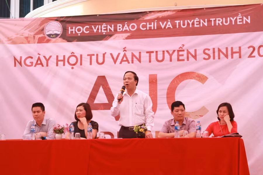 PGS.TS Mai Đức Ngọc - Trưởng Ban Quản lý Đào tạo, Học viện Báo chí và Tuyên truyền - tư vấn cho các bậc cha mẹ và học sinh