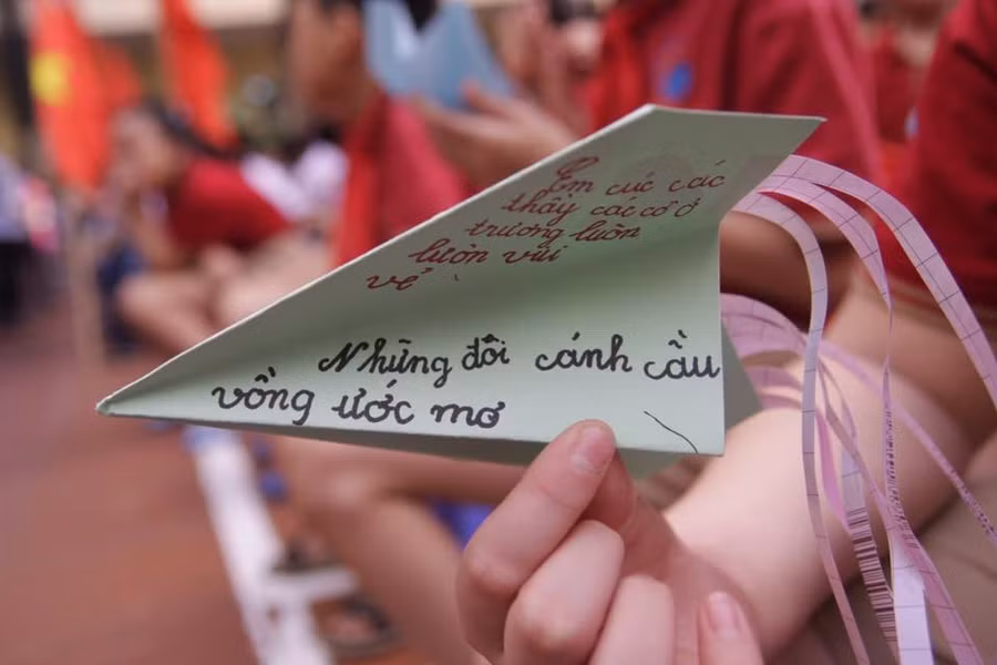 Học sinh Hệ thống Giáo dục Lômônôxốp viết ước mơ lên máy bay giấy trong lễ khai giảng năm học 2017 - 2018