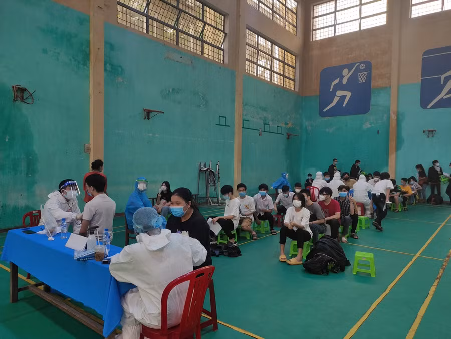 Học sinh thành phố Quảng Ngãi tiêm vắc xin phòng Covid-19. 