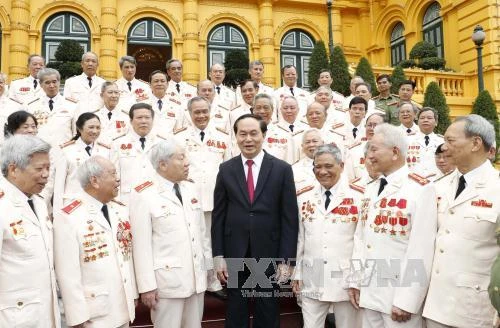 Chủ tịch nước Trần Đại Quang và các đại biểu Ban liên lạc cán bộ công an chi viện chiến trường miền Nam thời kỳ kháng chiến chống Mỹ cứu nước. Ảnh: TTXVN