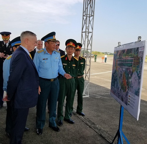 Bộ trưởng Quốc phòng Hoa Kỳ James Mattis được tiếp đón bởi Thiếu tướng Bùi Anh Chung, Phó Tư lệnh Quân chủng Phòng không – Không quân tại Sân bay Biên Hòa. Bộ trưởng Quốc phòng Hoa Kỳ James Mattis được tiếp đón bởi Thiếu tướng Bùi Anh Chung, Phó Tư lệnh Quân chủng Phòng không – Không quân tại Sân bay Biên Hòa.