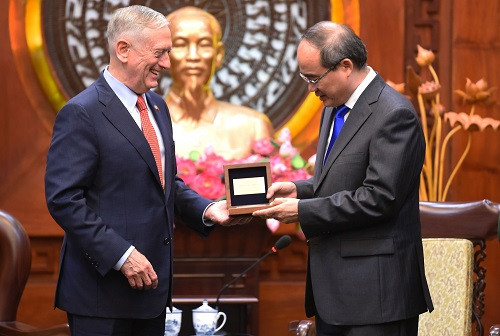 Bộ trưởng Quốc phòng Hoa Kỳ James Mattis gặp mặt Bí thư Thành ủy Thành phố Hồ Chí Minh Nguyễn Thiện Nhân. Bộ trưởng Quốc phòng Hoa Kỳ James Mattis gặp mặt Bí thư Thành ủy Thành phố Hồ Chí Minh Nguyễn Thiện Nhân.