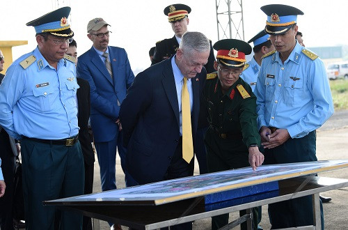 Bộ trưởng Quốc phòng Hoa Kỳ James Mattis thăm Sân bay Biên Hòa Bộ trưởng Quốc phòng Hoa Kỳ James Mattis thăm Sân bay Biên Hòa