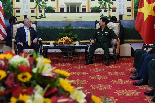 Bộ trưởng Quốc phòng Hoa Kỳ James Mattis gặp mặt Bộ trưởng Quốc phòng Việt Nam, Đại tướng Ngô Xuân Lịch Bộ trưởng Quốc phòng Hoa Kỳ James Mattis gặp mặt Bộ trưởng Quốc phòng Việt Nam, Đại tướng Ngô Xuân Lịch