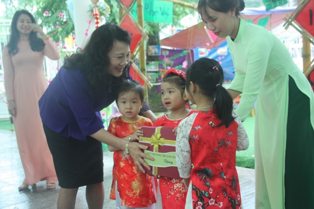 Thứ trưởng Bộ GD&ĐT tặng quà cho trẻ Trường mầm non Nốt Nhạc Xanh