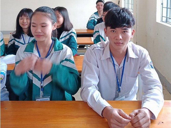Em Nguyễn Xuân Đạt học sinh lớp 12H (áo trắng). Em Nguyễn Xuân Đạt học sinh lớp 12H (áo trắng).