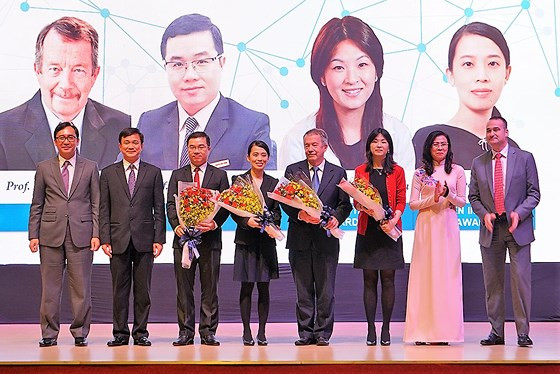 Đồng chí Nguyễn Thị Thu (thứ 2 từ phải qua), Phó chủ tịch UBND TPHCM tặng hoa chúc mừng 4 nhà khoa học xuất sắc. Ảnh: Sài Gòn giải phóng Đồng chí Nguyễn Thị Thu (thứ 2 từ phải qua), Phó chủ tịch UBND TPHCM tặng hoa chúc mừng 4 nhà khoa học xuất sắc. Ảnh: Sài Gòn giải phóng