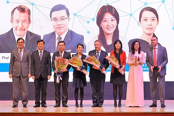 Đồng chí Nguyễn Thị Thu (thứ 2 từ phải qua), Phó chủ tịch UBND TPHCM tặng hoa chúc mừng 4 nhà khoa học xuất sắc. Ảnh: Sài Gòn giải phóng