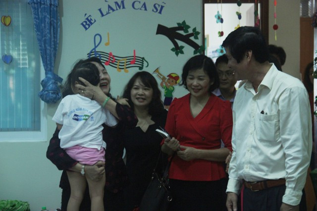 Thứ trưởng Bộ GD&ĐT và đoàn công tác liên ngành và trẻ tại Trường mầm non Ước mơ Doosan (Bình Sơn, Quảng Ngãi)