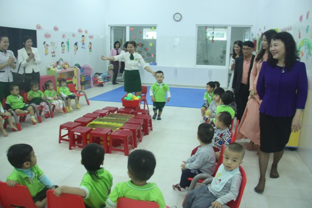 Thứ trưởng Bộ GD&ĐT Nguyễn Thị Nghĩa dẫn đầu đoàn kiểm tra liên ngành làm khảo sát tại Trường mầm non Nốt Nhạc Xanh