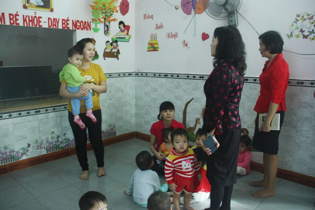 Thứ trưởng Bộ GD&ĐT và đoàn công tác liên ngành kiểm tra thực tế tại nhóm lớp tư thục xã Bình Trị (Bình Sơn, Quảng Ngãi)