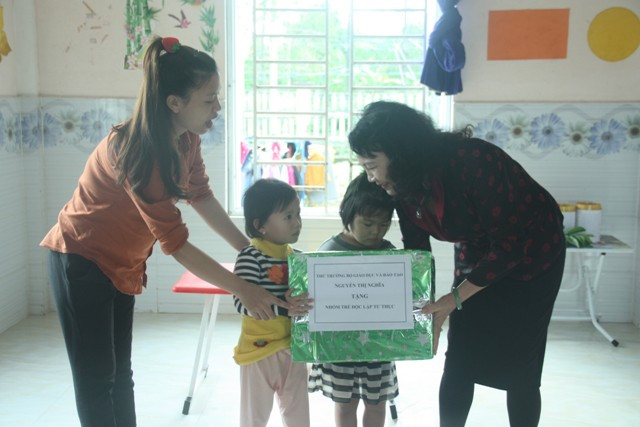 Thứ trưởng Bộ GD&ĐT Nguyễn Thị Nghĩa tặng quà cho trẻ nhóm lớp tư thục xã Bình Trị (Bình Sơn, Quảng Ngãi)