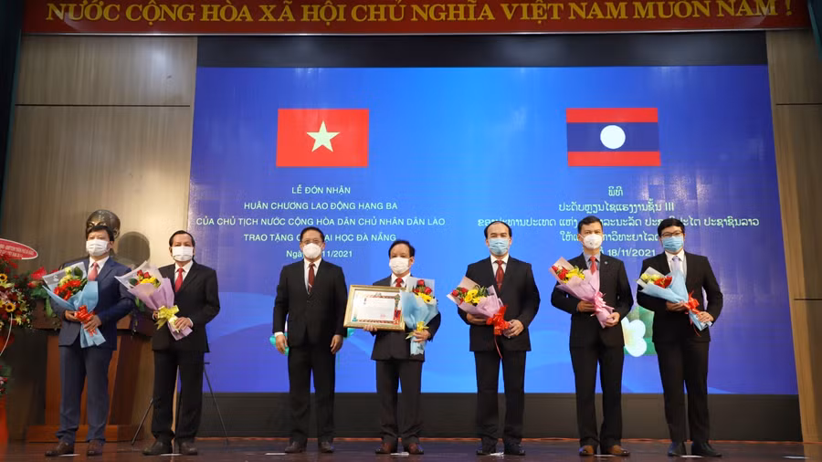 Tổng Lãnh sự Lào tại Đà Nẵng thừa ủy nhiệm Chủ tịch nước CHDCND Lào trao Huân chương Lao động Hạng Ba cho ĐH Đà Nẵng.