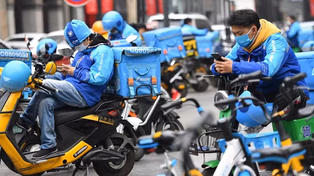 Theo thống kê của tờ South China Morning Post, có khoảng 60.000 thạc sĩ Trung Quốc hiện đang làm nhân viên giao hàng cho Meituan. Ảnh: SCMP.