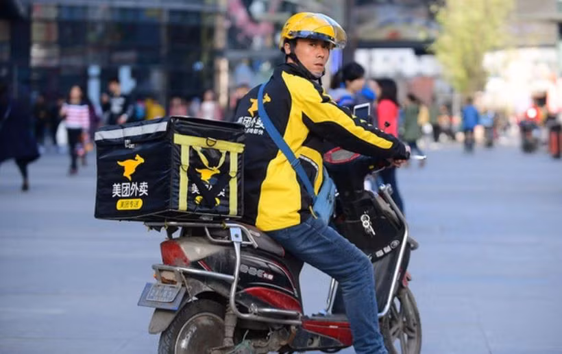 Nhân viên giao hàng của Meituan. Ảnh: Getty Images.
