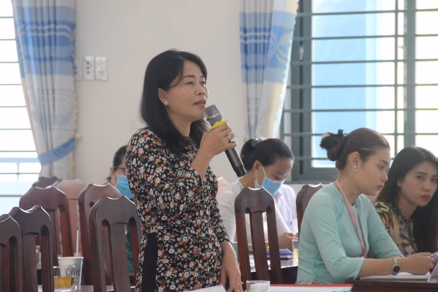 Cô Nguyễn Thị Thu, Hiệu trưởng Trường Tiểu học Vĩnh Lộc 2 trao đổi ý kiến với đoàn công tác