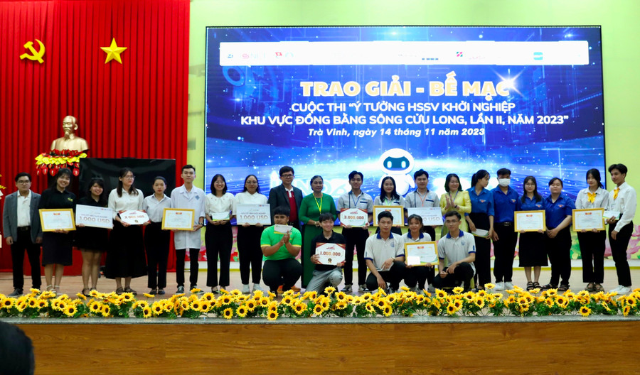 Trao giải Cuộc thi Ý tưởng HSSV khởi nghiệp khu vực ĐBSCL cho sinh viên. Trao giải Cuộc thi Ý tưởng HSSV khởi nghiệp khu vực ĐBSCL cho sinh viên.