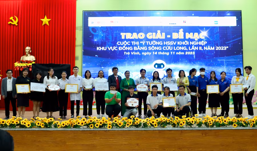 Trao giải Cuộc thi Ý tưởng HSSV khởi nghiệp khu vực ĐBSCL cho sinh viên.