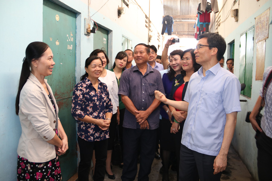 Đoàn khảo sát đến nhà trọ dành cho công nhân để nắm tình hình